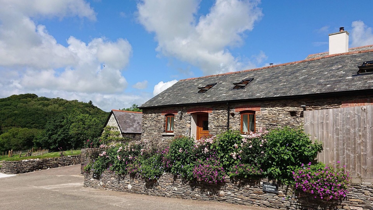 Brayford Cottage | Rural retreat for 2 with private HOT TUB close to Exmoor and the Coast