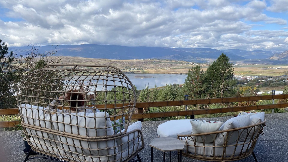 Vernon House | Rural retreat overlooking Swan Lake w/artist studio on site