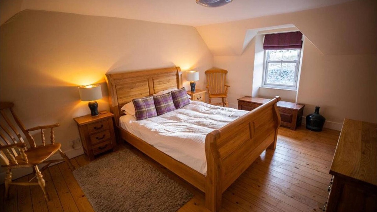 Aberfeldy Cottage | Rural retreat with 3 double bedrooms. Access via 1 mile of bumpy farm track.