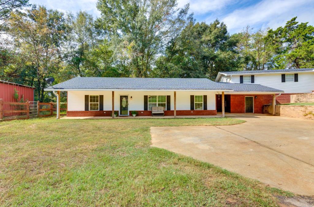 Walker Springs House | Rural Retreat with Covered Porch Near Jackson