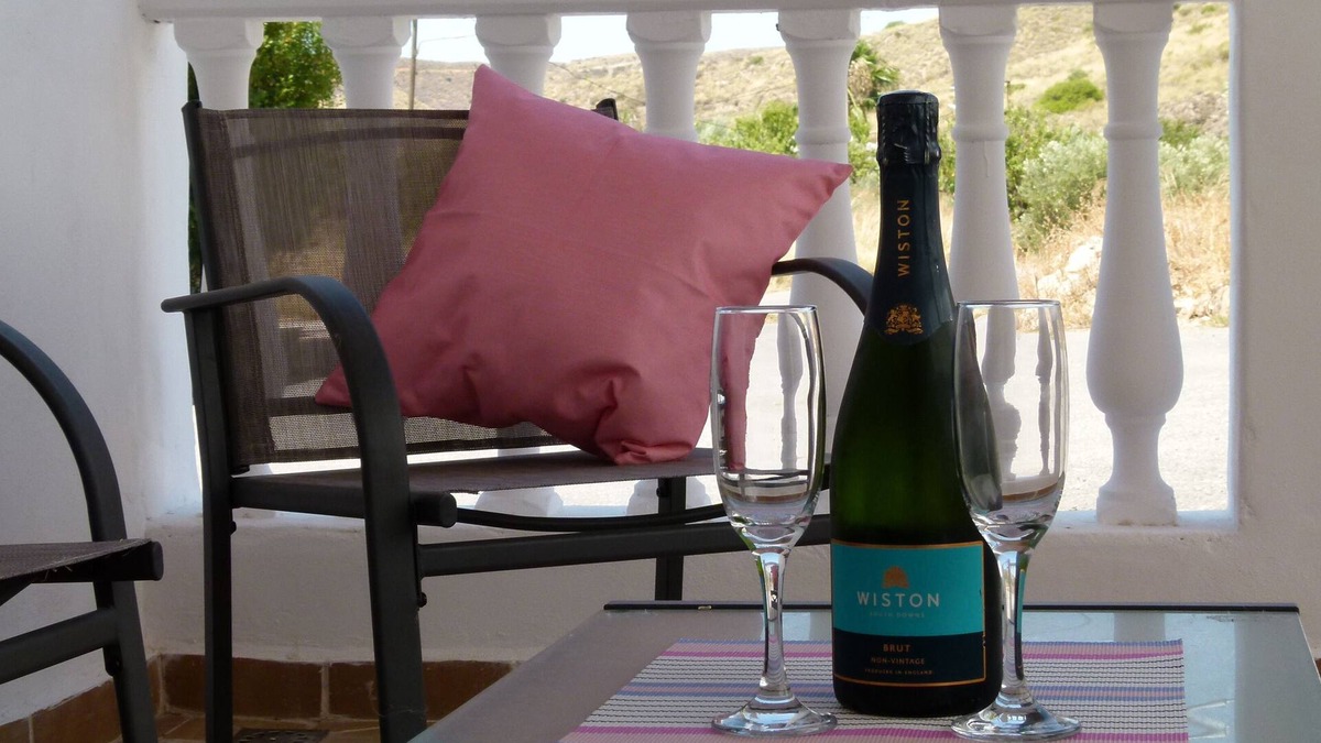Los Alias Cottage | Rural Retreat with stunning mountain views, only 25 minutes from the beach.