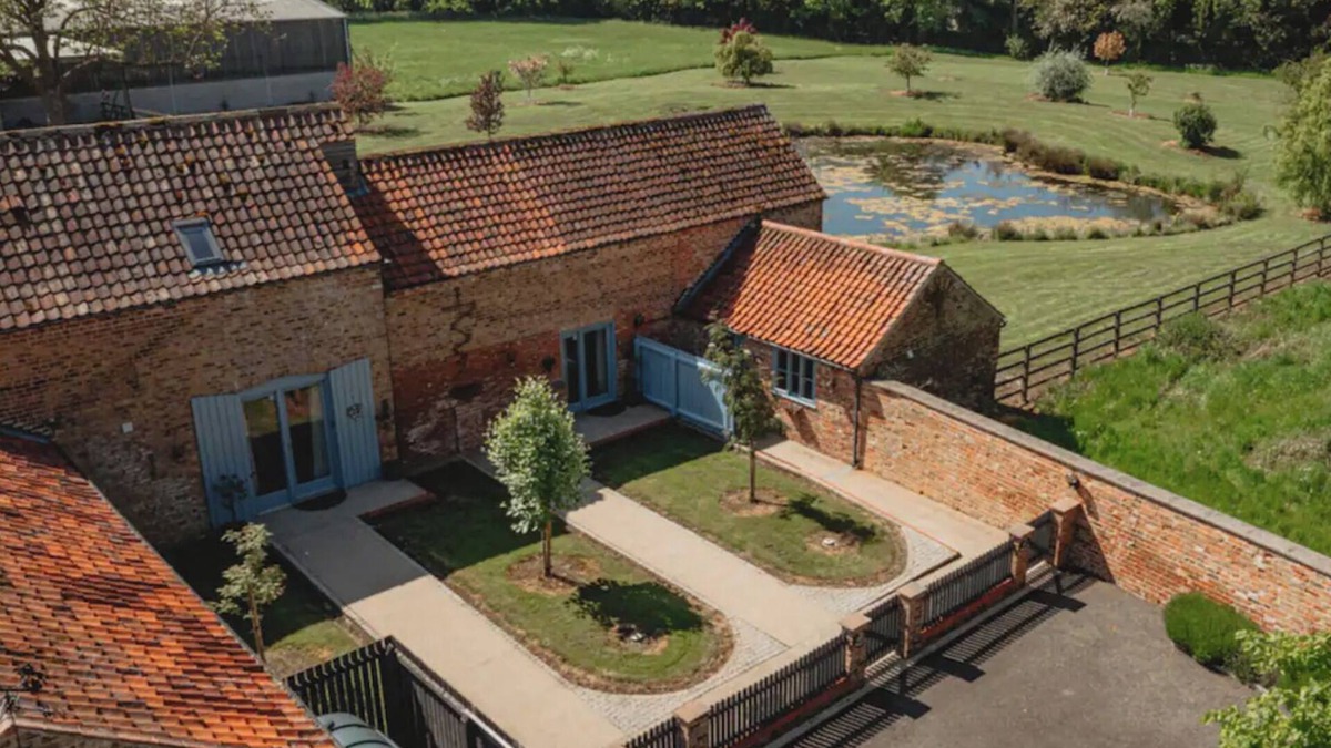 Ashby cum Fenby Cottage | Rural three-bedroom barn conversion