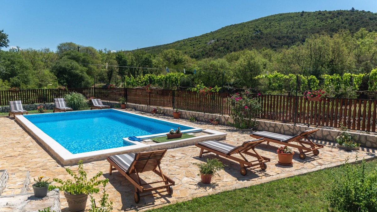 Perkovic House | Rural vacation house with pool in Šibenik countryside
