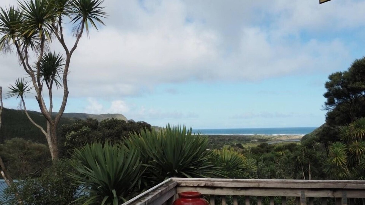Bethells Beach House | Ruru Cottage nestled at beautiful Bethells Beach