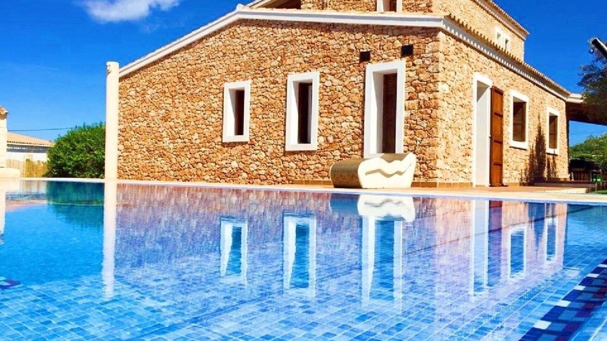 Sant Francesc Xavier House | Rustic villa with large infinity pool and lawn