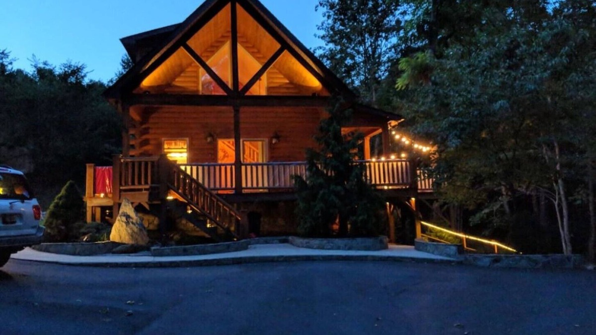 Maggie Valley Cabin | "Rushing Bear!" Fully furnished two bedroom cozy cabin you want to capture!"