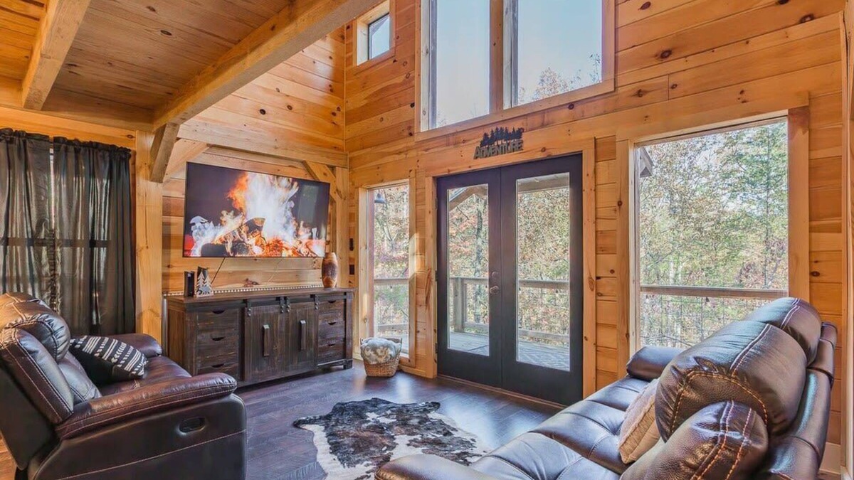 Trenton Cabin | Rusko's treetop retreat w/Hot Tub & Nature Views