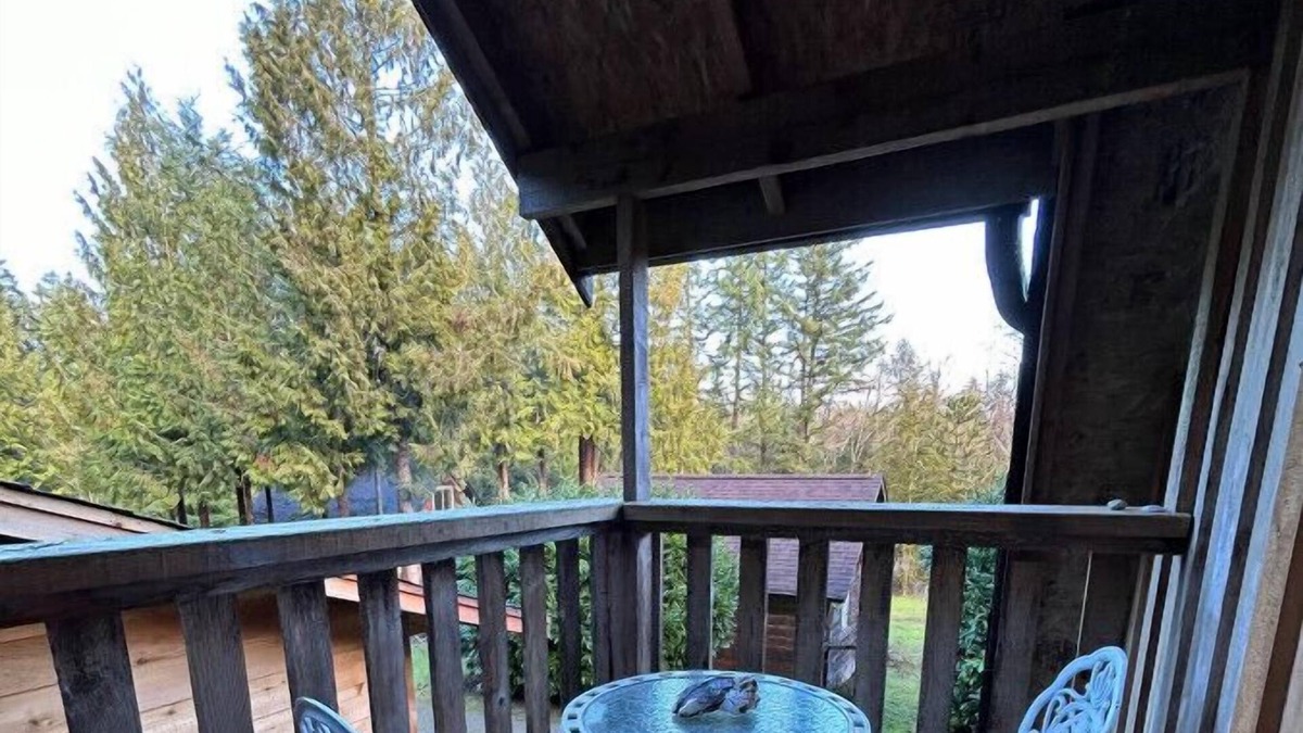 Shawnigan Lake House | Rustic 1 Bedroom farm style loft with fire pit