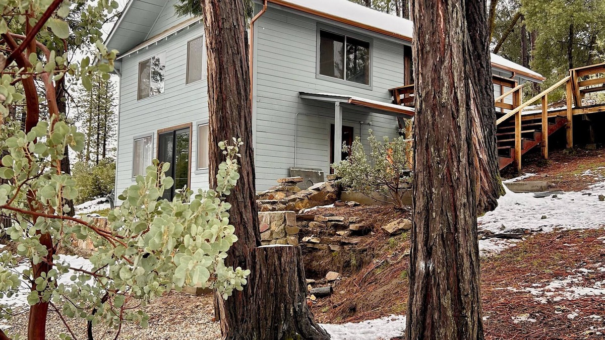 Oakhurst Cabin | Rustic 1961 Cabin by Yosemite with private access to Lewis Creek Waterfall Trail