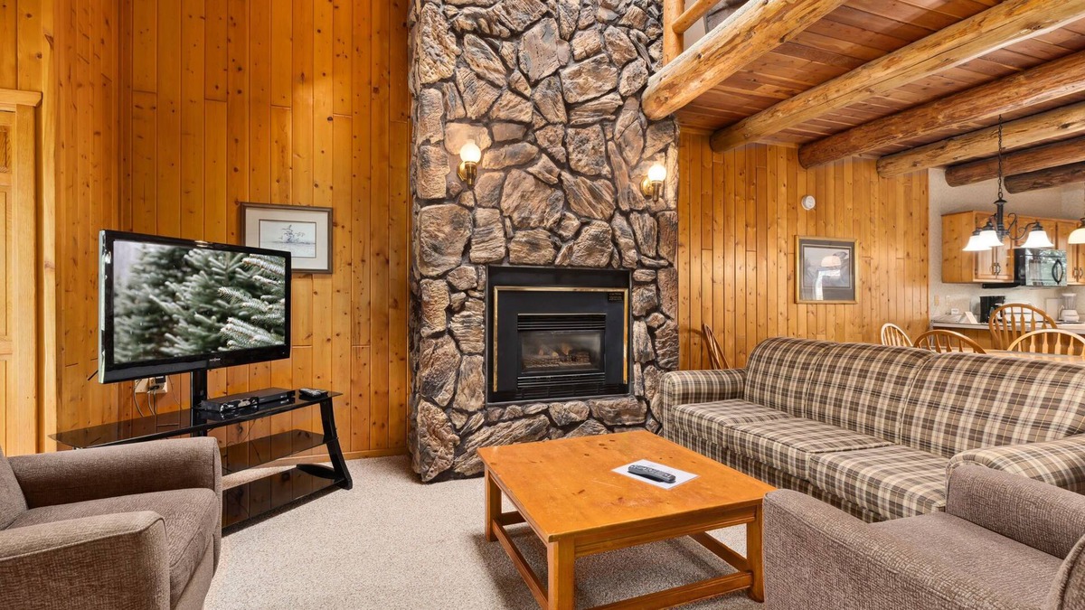 Breezy Point Condo | Rustic 2BR Loft Cabin w/Deck in Pelican Woods