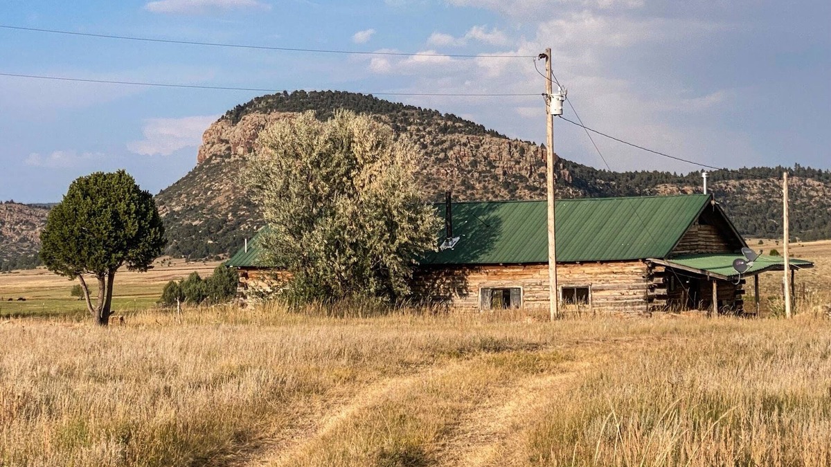 Rainsville Cabin | Rustic 4 bedroom cabin with pond on scenic ranch