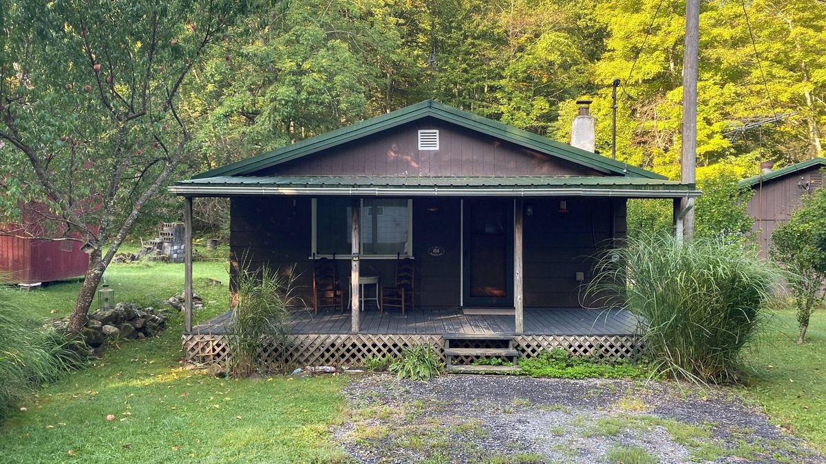 Dryfork Cabin | Rustic and cozy, pet-friendly, cabin with WiFi in scenic Dryfork