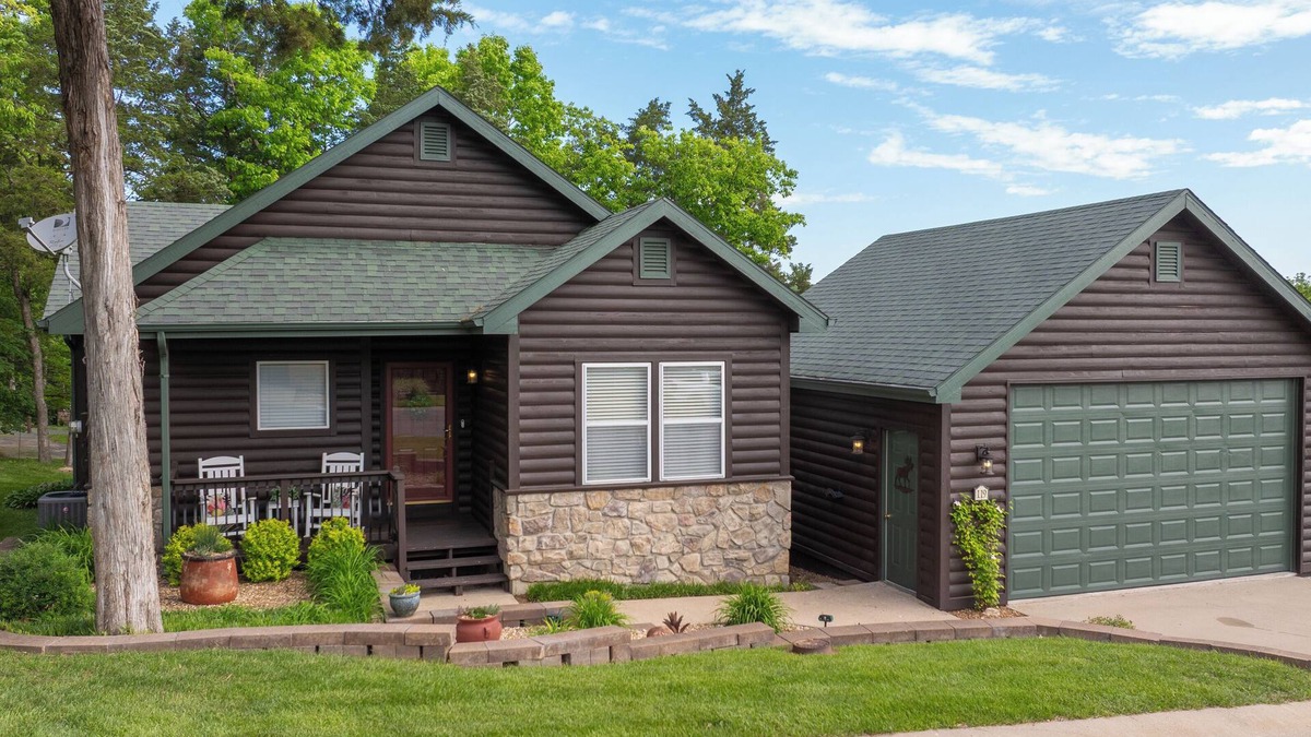 Camdenton House | Rustic and Relaxing, 2 Bedroom Cabin on Beautiful Kinderhook!