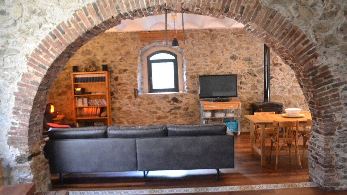 Vilamaniscle House | Rustic and slow stone house with Wifi and Garden.