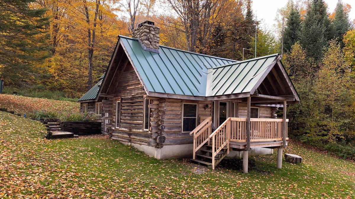 Sutton Cabin | Rustic Authentic Off-grid Log Cabin 15 minutes from Kingdom Trails