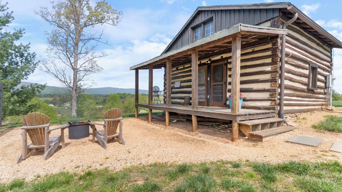 Batesville Apartment | Rustic Bailey's Retreat Cabin Near Wineries!