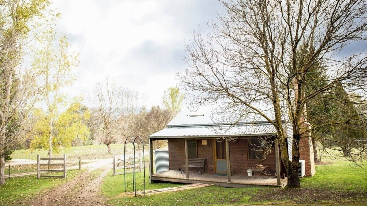 Wooragee Cottage | Rustic beauty and modern comforts
