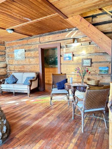 Golden Hotel | Rustic Beaverfoot Lodge Room N3