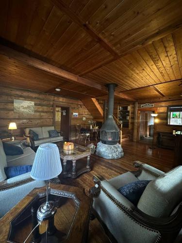 Golden Hotel | Rustic Beaverfoot Lodge Room N6