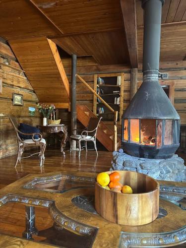 Golden Hotel | Rustic Beaverfoot Lodge Room N8