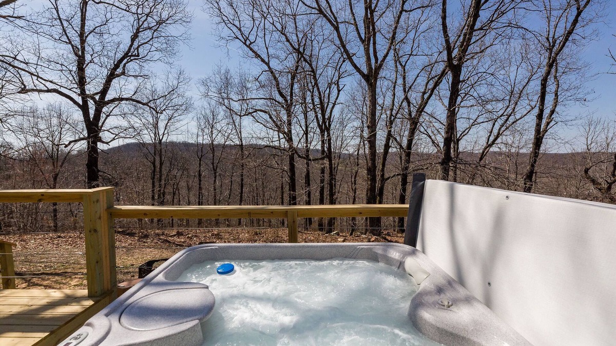 Mountainburg Cabin | Rustic Boars Nest Cabin with a Hot Tub