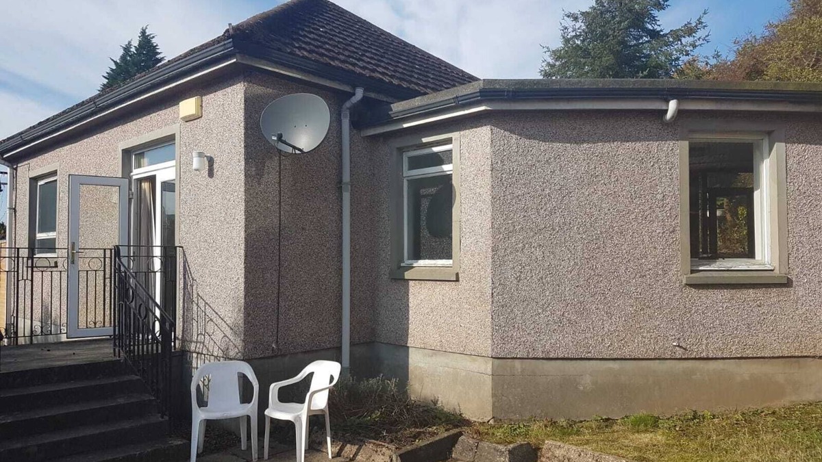 Dumbarton House | Rustic Bungalow in Leafy Settings -15mins From Glasgow Airport