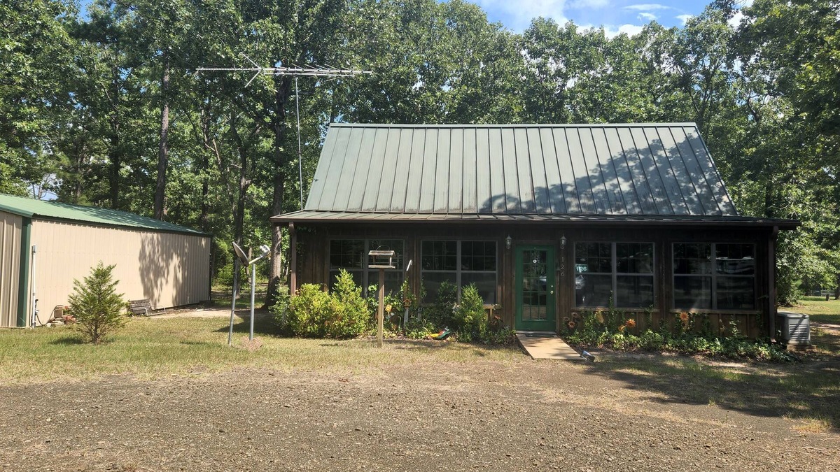 Broaddus Cabin | Rustic cabin Broaddus, Tx. 1m to Powell Park Marina Lake Sam Rayburn