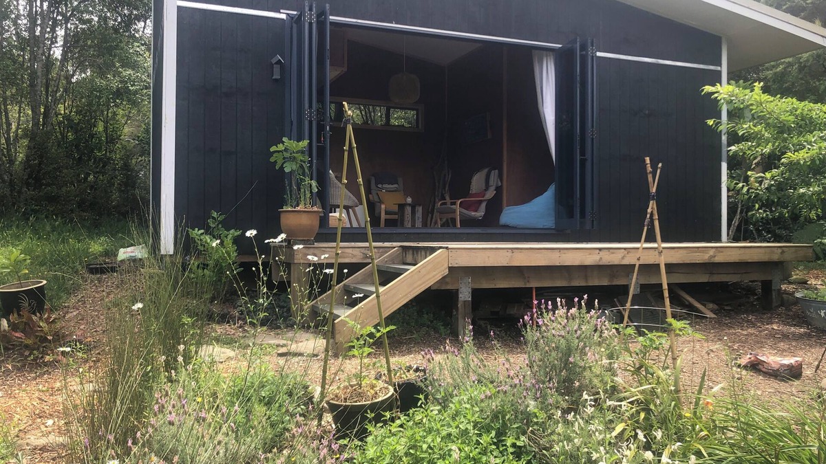 Parau Cabin | Rustic Cabin Getaway - new build with romantic cosy loft bed and outdoor fire