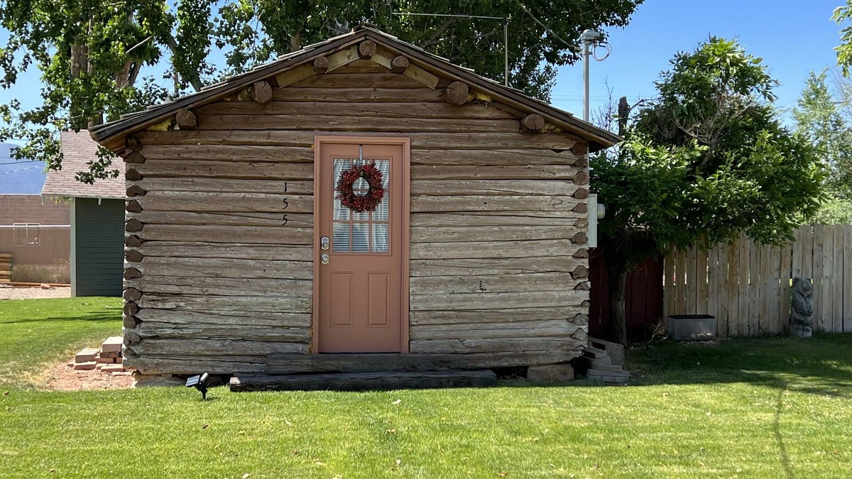 Richfield Cabin | Rustic Cabin in the City