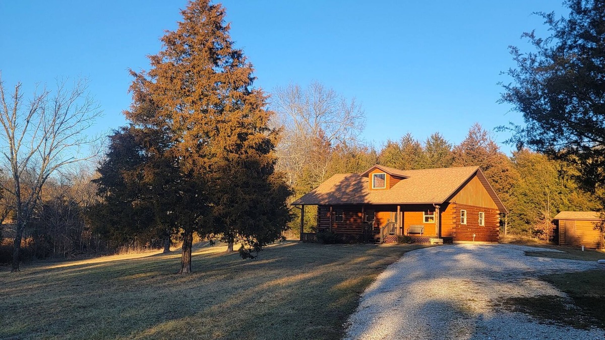 Black Cabin | Rustic Cabin in the Ozarks, near beautiful Black river