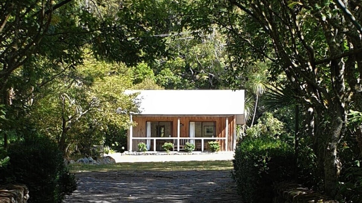 Western Lake Cabin | Rustic cabin & large kitchen block nestled in a native garden.