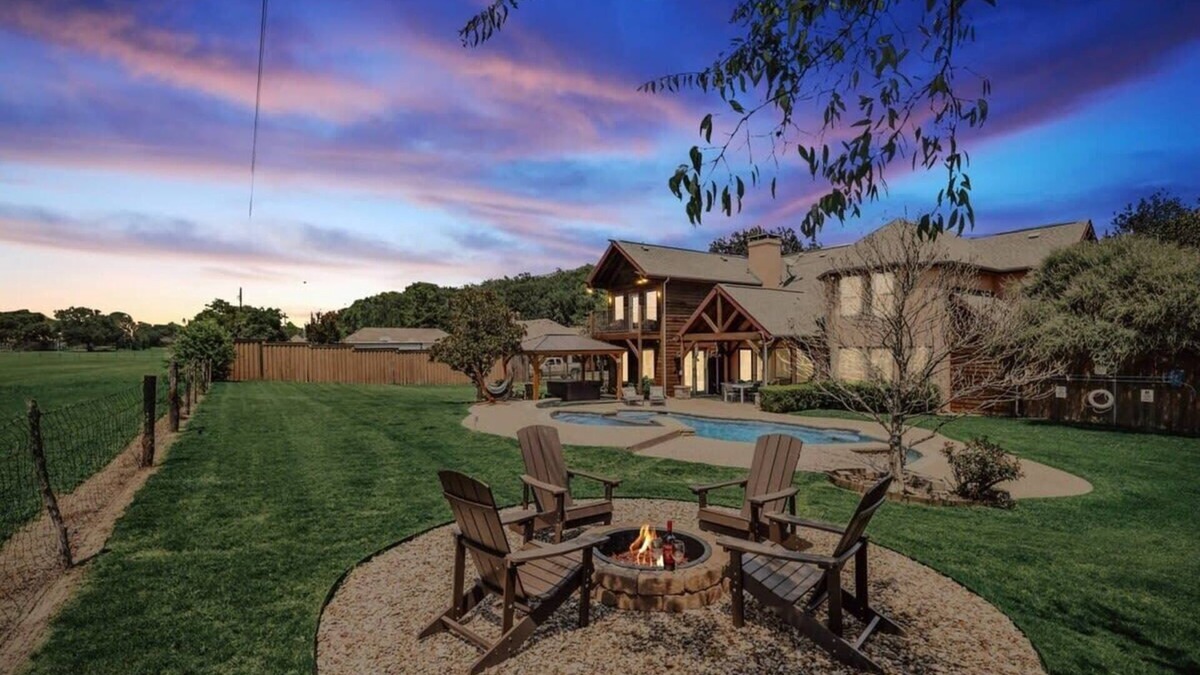 McKinney House | Rustic Cabin Mansion - Hot tub, Gym, Cinema, Pool