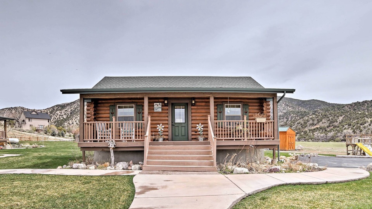 Sterling Cabin | Rustic Cabin Near Palisade State Park w/Deck!