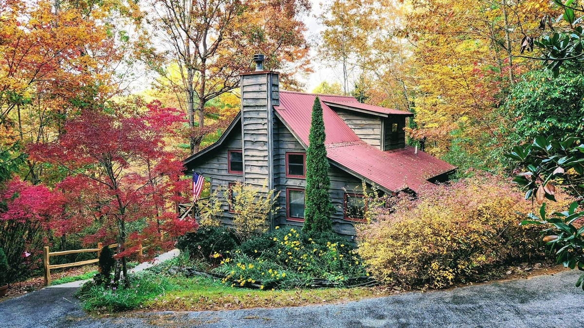 Wiley Cabin | Rustic Cabin w/Porches: 8 Mi to Tallulah Gorge!