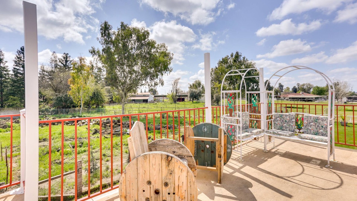 Tulare Cottage | Rustic California Vacation Rental w/Rooftop Patio
