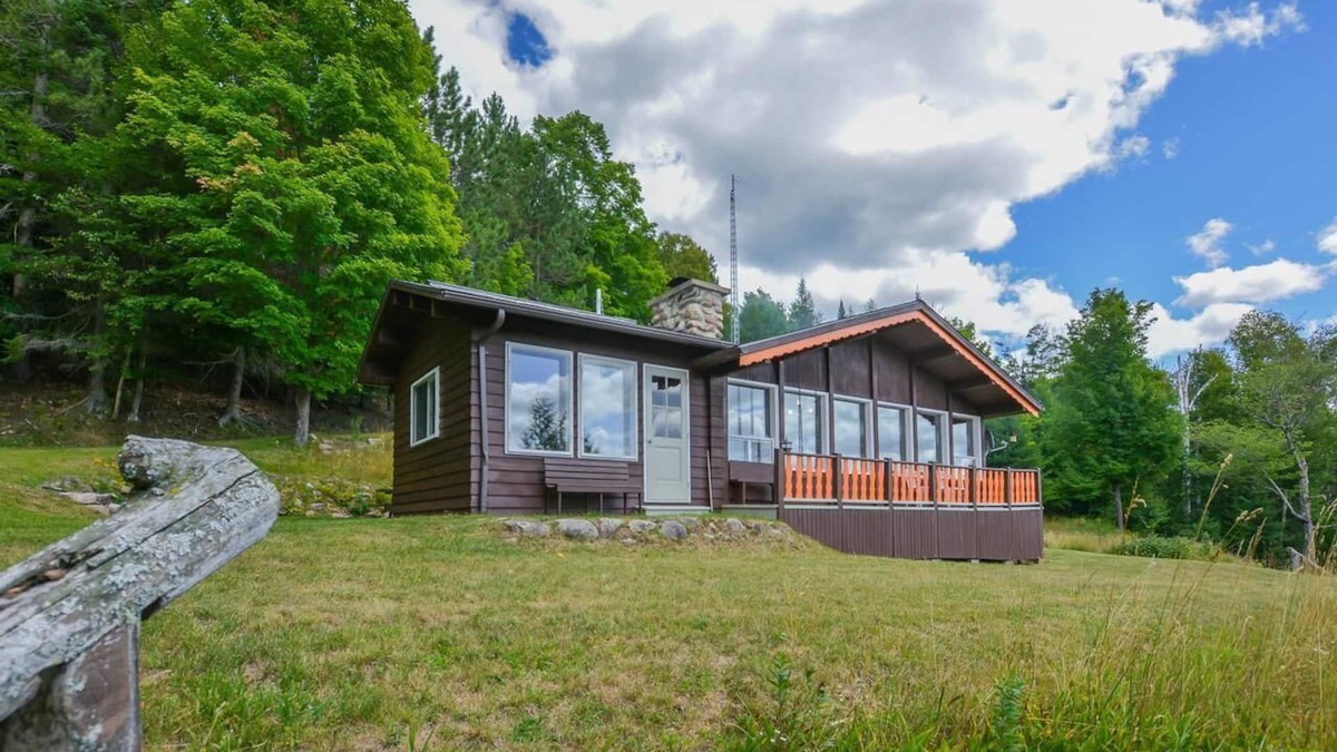 Nominingue Ski Chalet | Rustic chalet - directly on the lake with sandy beach