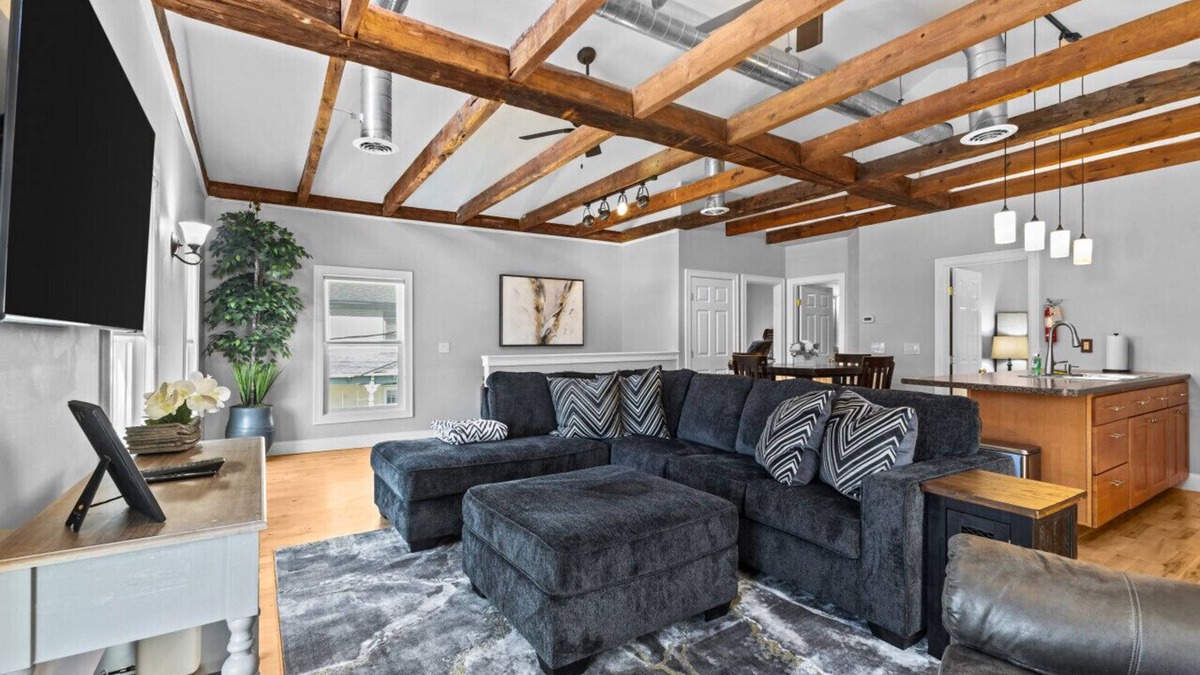 Old North End Apartment | Rustic Charm 2BR Downtown Burl.