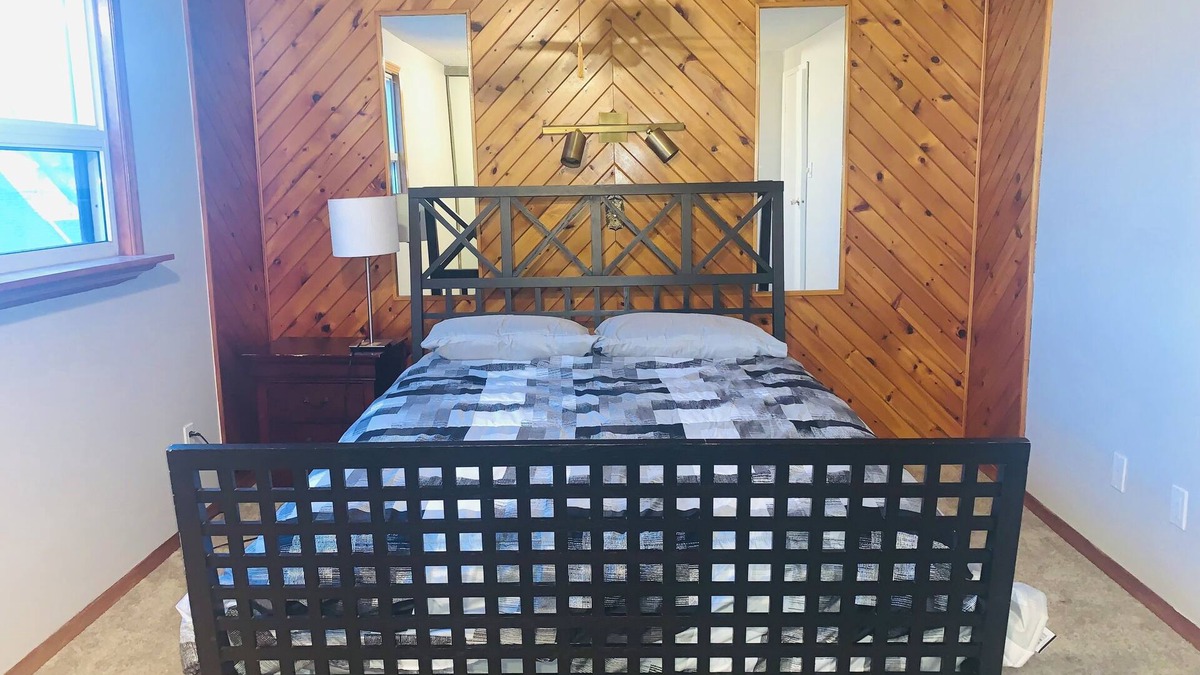 Ajax House | Rustic Charm: A Tranquil Getaway