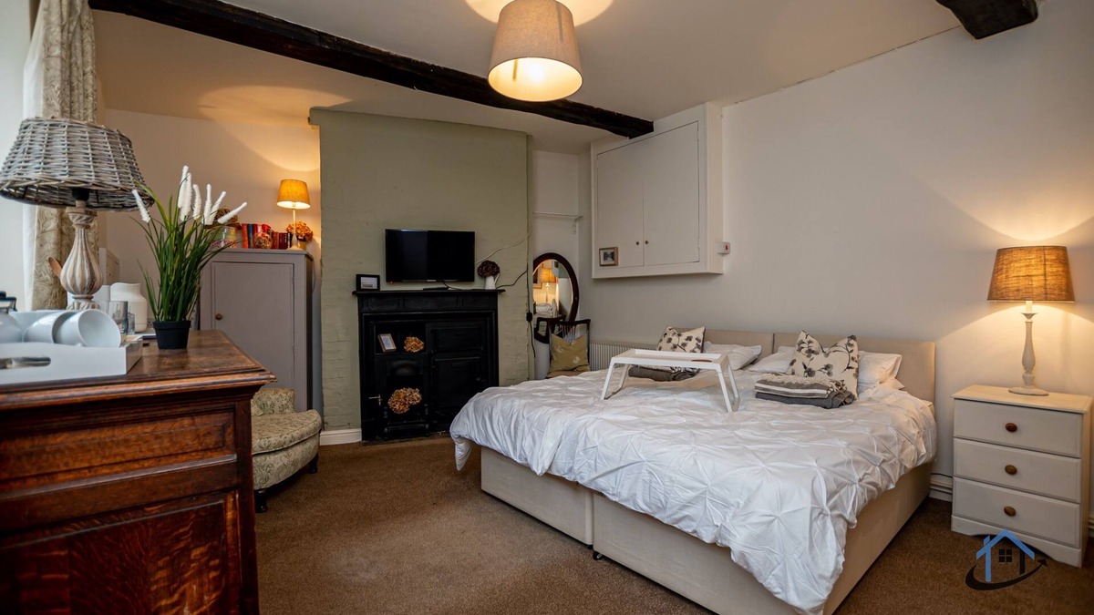 Caldecott Apartment | Rustic charm, king bed, en-suite, wi-fi, parking