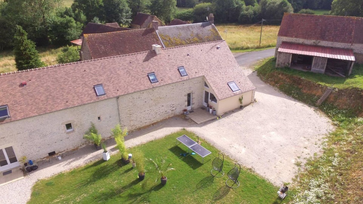 Le Cercueil Cottage | Rustic Charm & Modern Comfort: Cozy Cottage, 4 Bedrooms, Fireplace, Pet-Friendly, Outdoor Fun