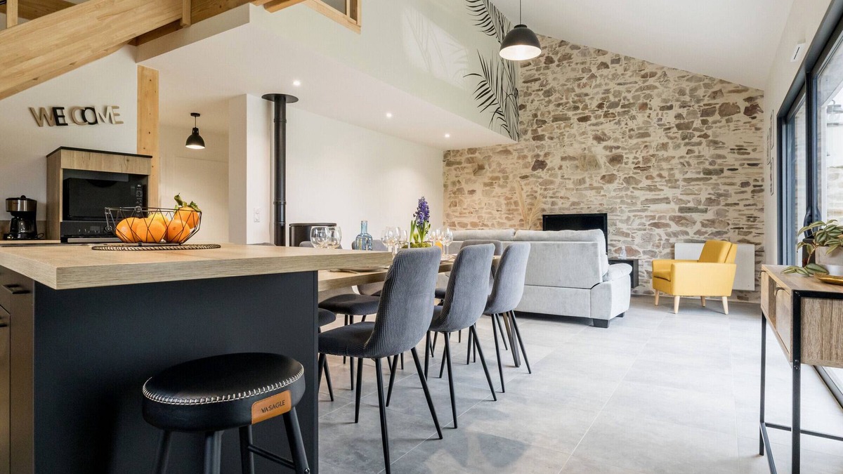 Nort-sur-Erdre Cottage | Rustic Charm: Renovated Barn near Nantes with Garden & Canal Access