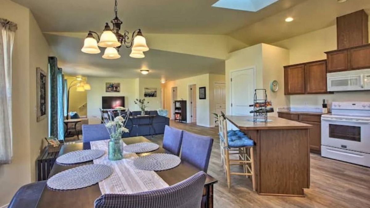 Saginaw House | Rustic‑Chic 4 BR Farmhouse 22 Acres Near Wineries, Eugene & Crater Lake