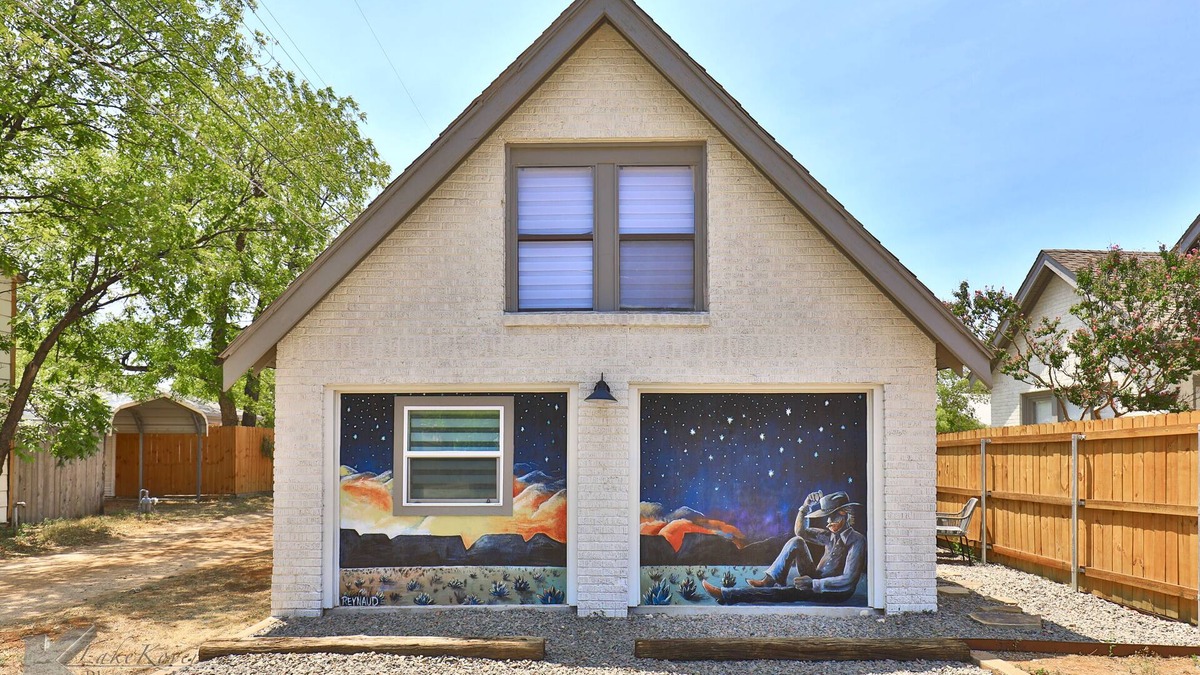 Abilene House | Rustic chic guesthouse located right next to HSU & Hendrick Medical Center