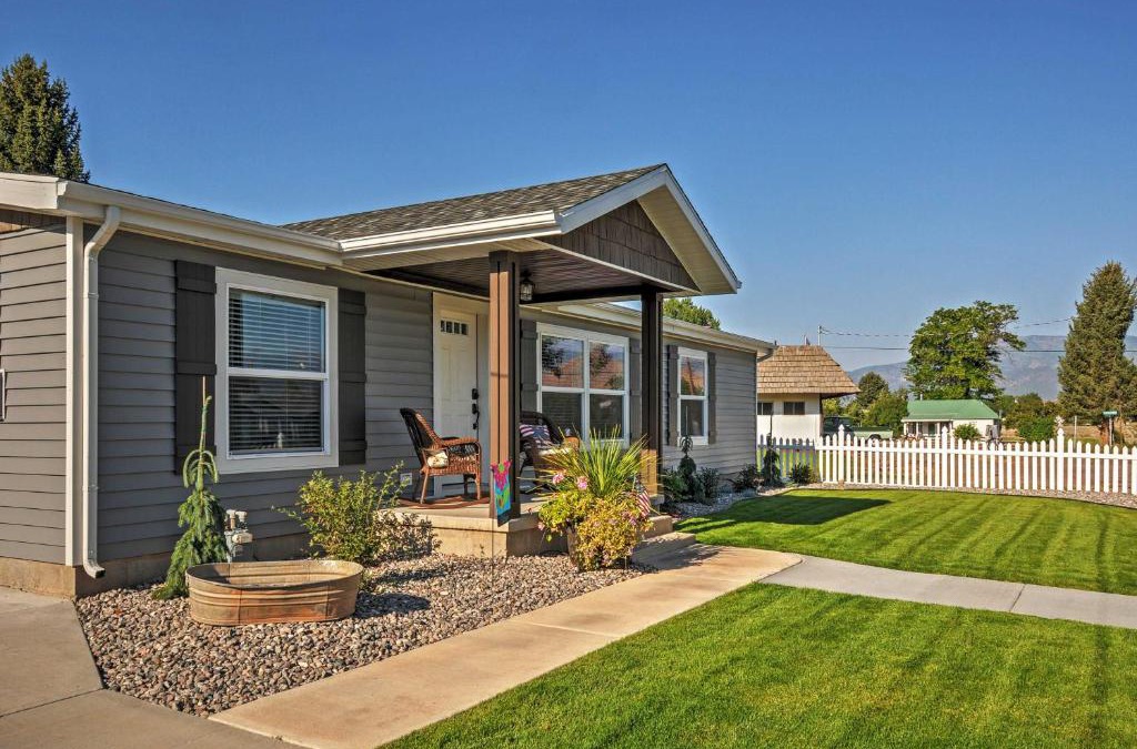 Kingston House | Rustic Chic Home 10 Mi to Otter Creek State Park!