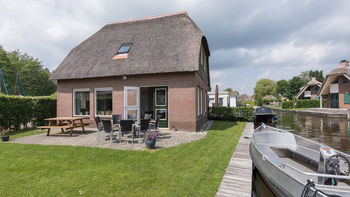 Wanneperveen Villa | Rustic-Chic Villa with Thatched Roof