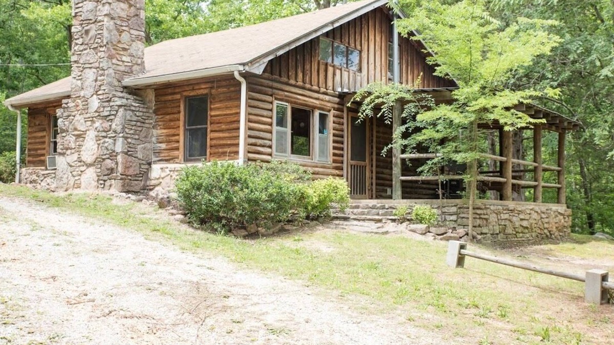 Marble Falls Cabin | Rustic, close to buffalo river, secluded getaway, king bed, hiking ,WIFI