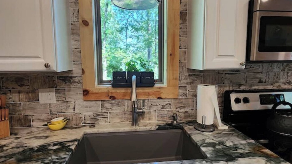 Amity Cabin | Rustic Comfort CabinnDiamond in The Ripple- Hot