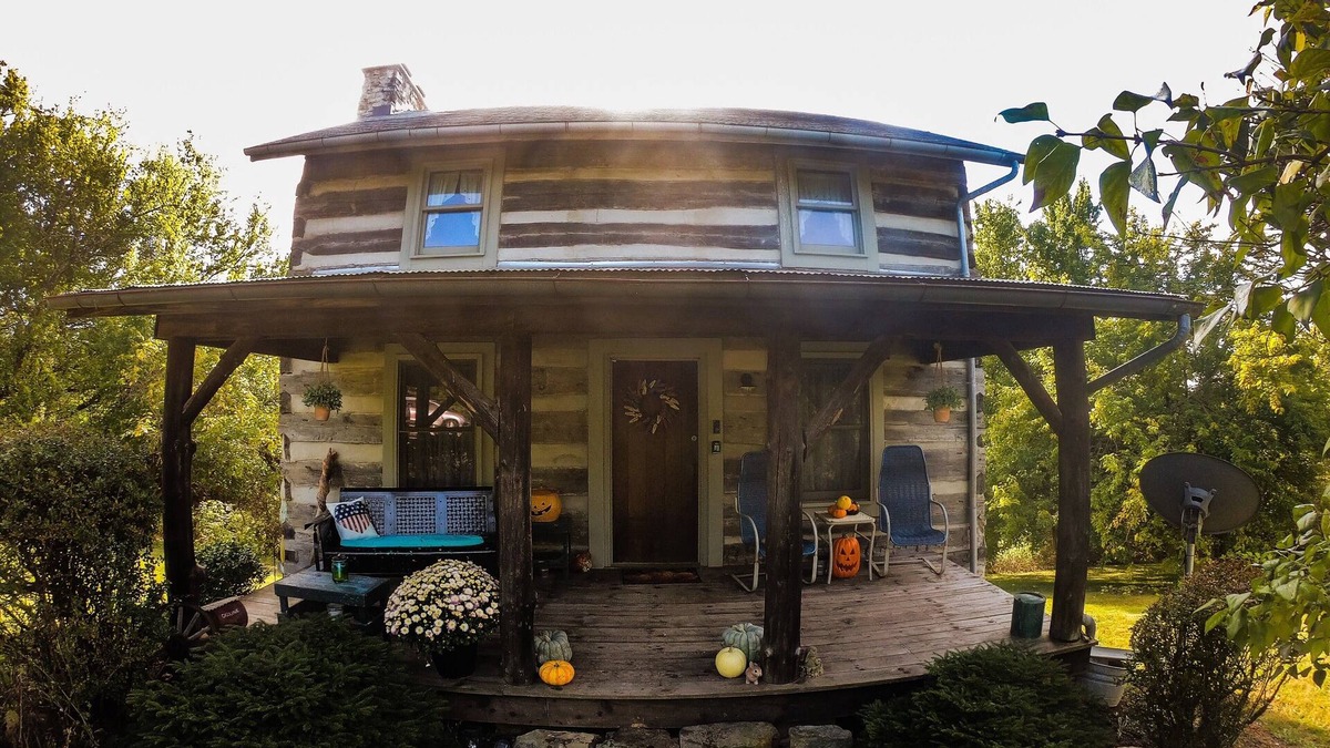 Sharpsburg House | Rustic, comfortable, secluded, hand hewn, turn of the century log cabin