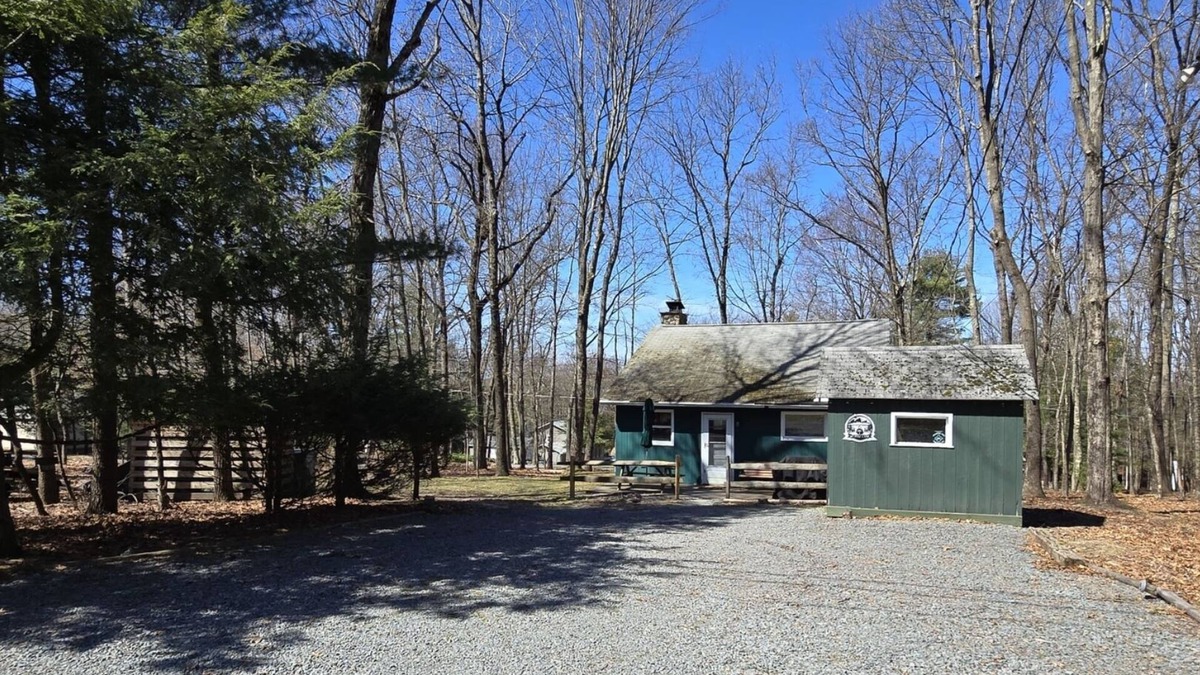 Tafton Cabin | Rustic Cottage Getaway by Lake Wallenpaupack - 2 bedroms and Large Loft