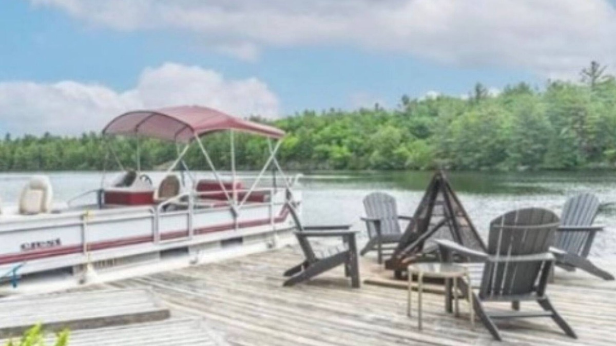 Georgian Bay Cottage | Rustic cottage in the Muskokas! Rare lakeside 4 BR, with dock, wifi + AC